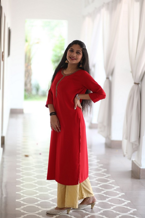Red kurti with jeans | Kurta designs women, New kurti designs, Casual  indian fashion